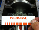 После снятия крышки подшипника сплющенная полоска (калибр) Plastugauge измеряется при помощи калиброванной линейки.